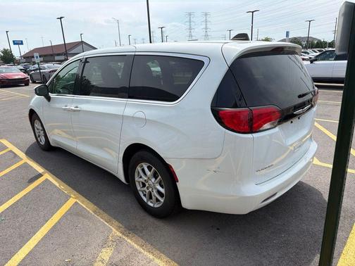 Bright White Clearcoat 2023 Chrysler Voyager LX