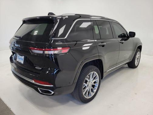 Diamond Black Crystal Pearlcoat 2022 Jeep Grand Cherokee Summit