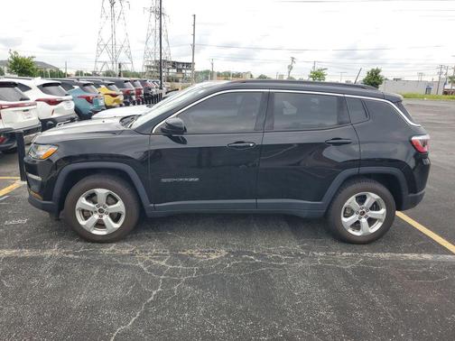 Diamond Black Crystal Pearlcoat 2017 Jeep New Compass Latitude