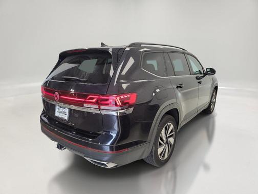 Deep Black Pearl 2025 Volkswagen Atlas 2.0T SE w/Technology