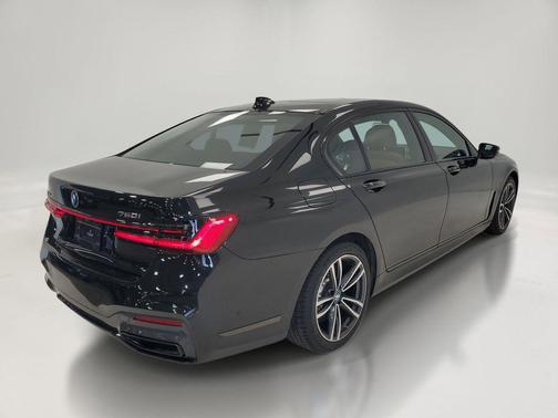Black Sapphire Metallic 2021 BMW 750 i xDrive