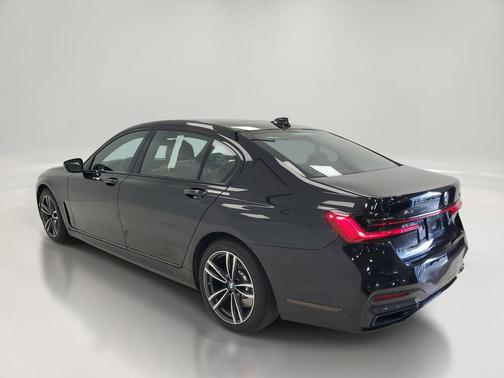 Black Sapphire Metallic 2021 BMW 750 i xDrive