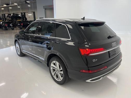 2022 Audi Q7 55 Premium Plus
