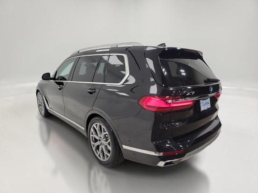 Black Sapphire Metallic 2021 BMW X7 xDrive40i