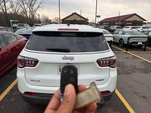 Bright White Clearcoat 2025 Jeep Compass Latitude