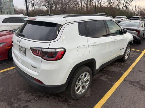 Bright White Clearcoat 2025 Jeep Compass Latitude