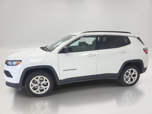 Bright White Clearcoat 2025 Jeep Compass Latitude