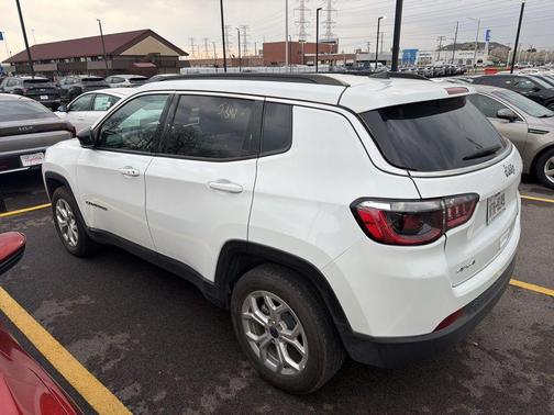 Bright White Clearcoat 2025 Jeep Compass Latitude