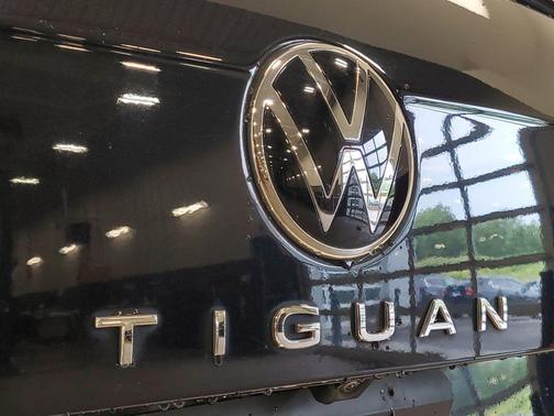 Black Metallic 2022 Volkswagen Tiguan 2.0T SE 4MOTION
