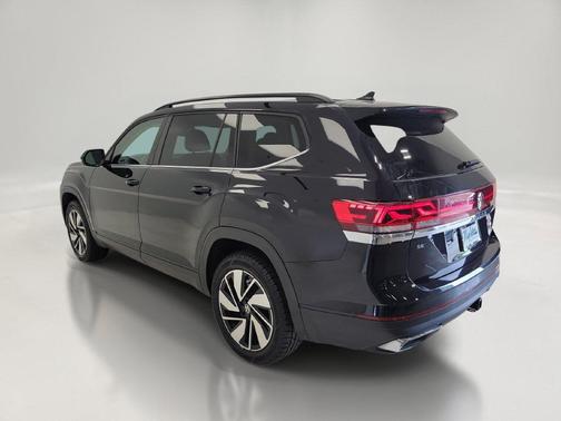 Pure White 2024 Volkswagen Atlas 2.0T SE w/Technology