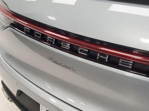 Dolomite Silver Metallic 2020 Porsche Macan Macan