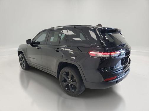 Diamond Black Crystal Pearlcoat 2023 Jeep Grand Cherokee Limited