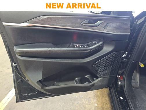 Diamond Black Crystal Pearlcoat 2023 Jeep Grand Cherokee Limited