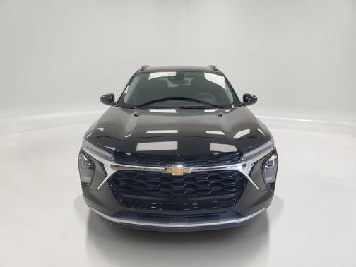 Mosaic Black Metallic 2025 Chevrolet Trax LT