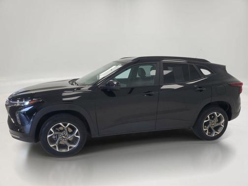 Mosaic Black Metallic 2025 Chevrolet Trax LT