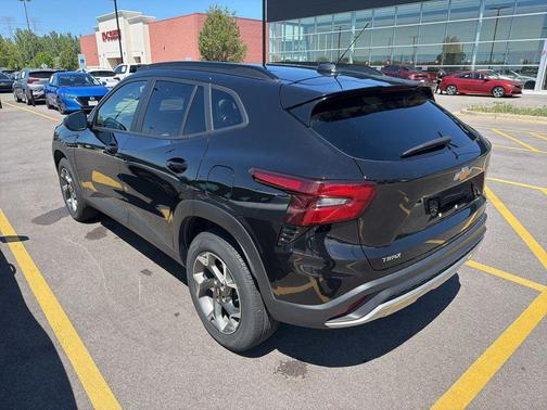 Mosaic Black Metallic 2025 Chevrolet Trax LT