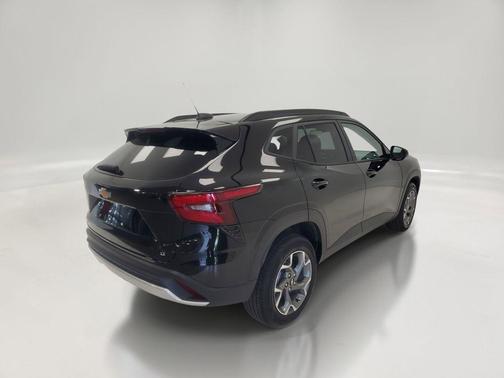 Mosaic Black Metallic 2025 Chevrolet Trax LT