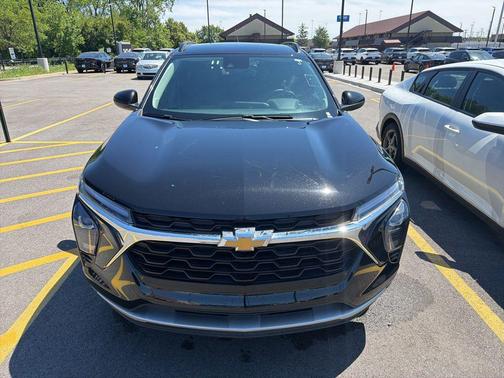 Mosaic Black Metallic 2025 Chevrolet Trax LT