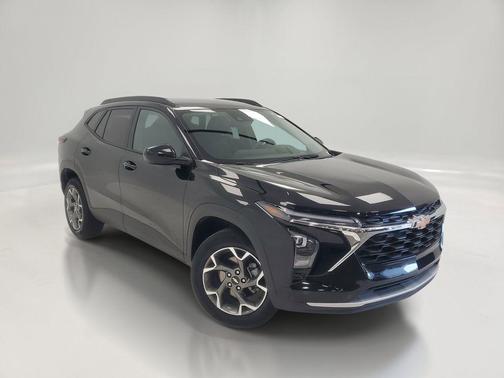 Mosaic Black Metallic 2025 Chevrolet Trax LT