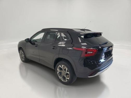 Mosaic Black Metallic 2025 Chevrolet Trax LT
