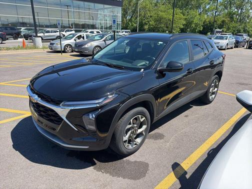 Mosaic Black Metallic 2025 Chevrolet Trax LT