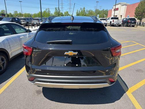 Mosaic Black Metallic 2025 Chevrolet Trax LT