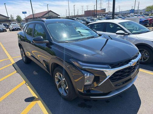 Mosaic Black Metallic 2025 Chevrolet Trax LT