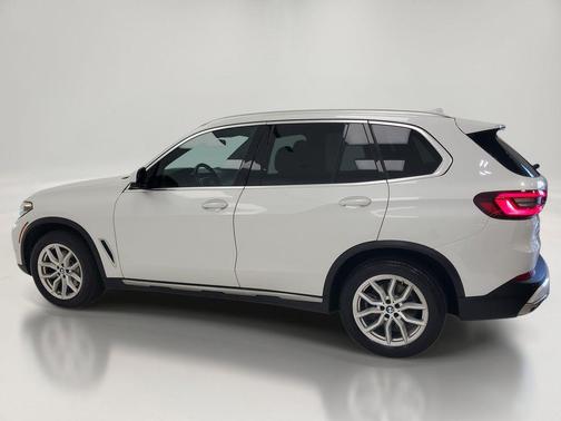 Mineral White Metallic 2022 BMW X5 xDrive40i
