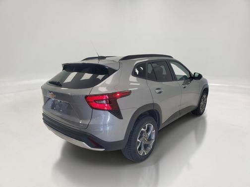 Sterling Gray Metallic 2025 Chevrolet Trax LT