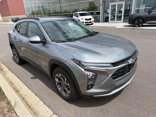 Sterling Gray Metallic 2025 Chevrolet Trax LT