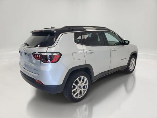 Silver Zynith Metallic Clearcoat 2025 Jeep Compass Limited