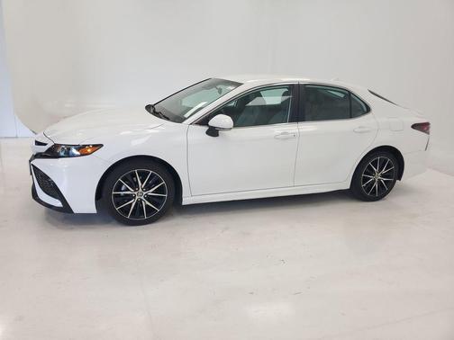 Ice 2023 Toyota Camry SE
