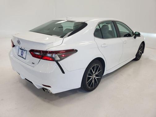 Ice 2023 Toyota Camry SE