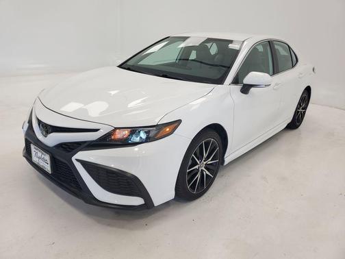 Ice 2023 Toyota Camry SE