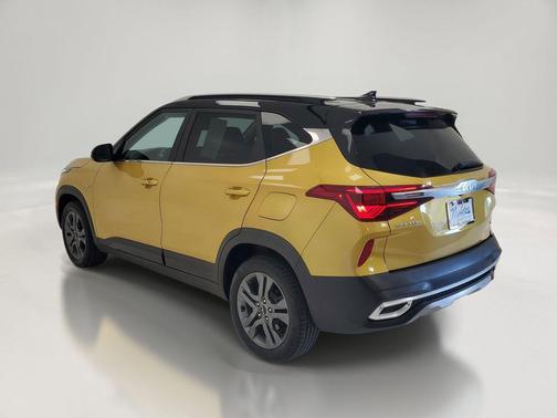 Starbright Yellow/Black Roof 2023 Kia Seltos S
