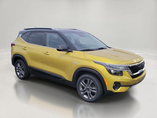 Starbright Yellow/Black Roof 2023 Kia Seltos S