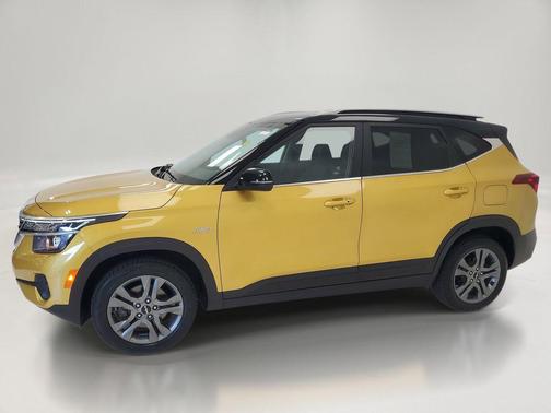 Starbright Yellow/Black Roof 2023 Kia Seltos S