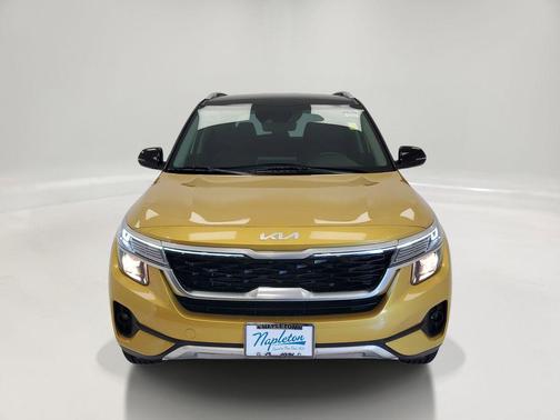 Starbright Yellow/Black Roof 2023 Kia Seltos S