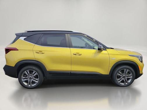 Starbright Yellow/Black Roof 2023 Kia Seltos S