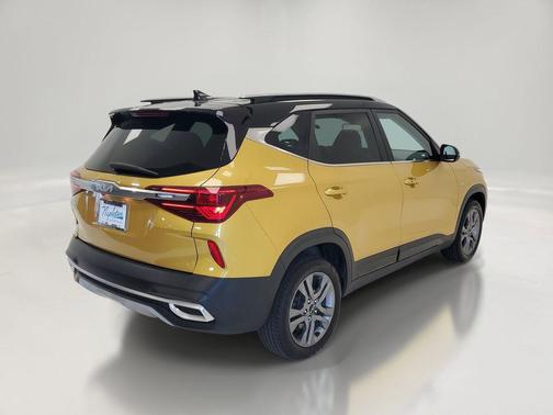 Starbright Yellow/Black Roof 2023 Kia Seltos S