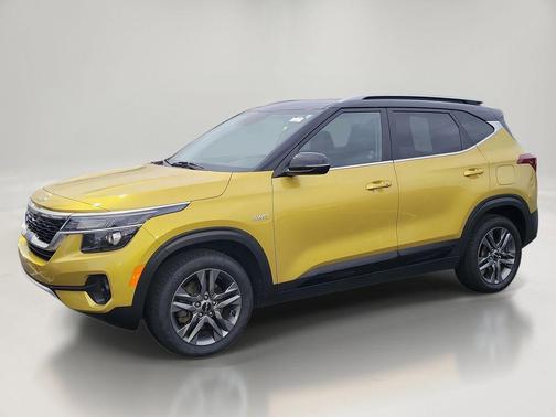 Starbright Yellow/Black Roof 2023 Kia Seltos S