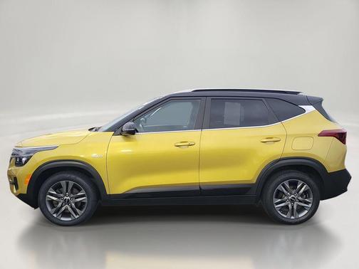 Starbright Yellow/Black Roof 2023 Kia Seltos S