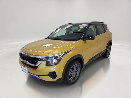 Starbright Yellow/Black Roof 2023 Kia Seltos S