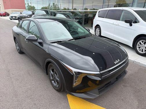 Aurora Black Pearl 2025 Kia K4 LXS