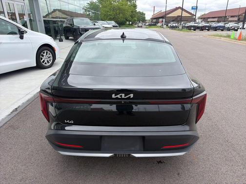 Aurora Black Pearl 2025 Kia K4 LXS