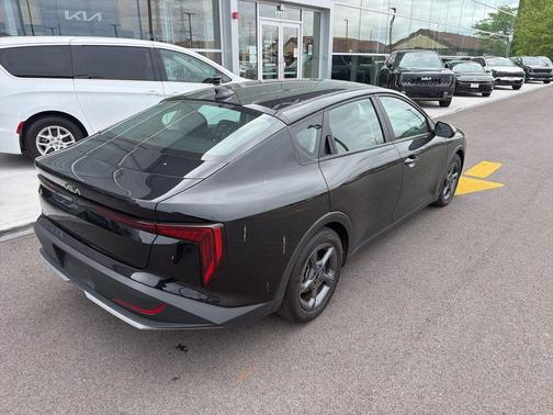 Aurora Black Pearl 2025 Kia K4 LXS