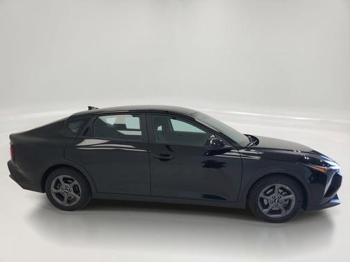 Aurora Black Pearl 2025 Kia K4 LXS