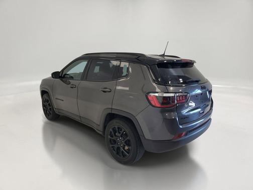 Granite Crystal Metallic Clearcoat 2023 Jeep Compass Latitude