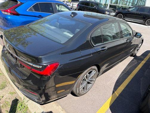 Black Sapphire Metallic 2022 BMW 740 i xDrive