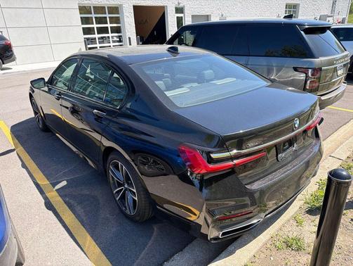 Black Sapphire Metallic 2022 BMW 740 i xDrive